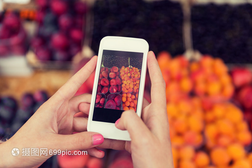 销售,购物,食品,技术人的密切的手与智能手机拍摄水果街头市场